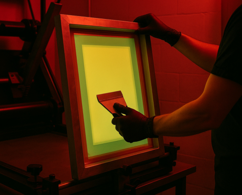 Proceso de emulsión y revelado de pantallas para serigrafía profesional