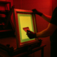 Proceso de emulsión y revelado de pantallas para serigrafía profesional